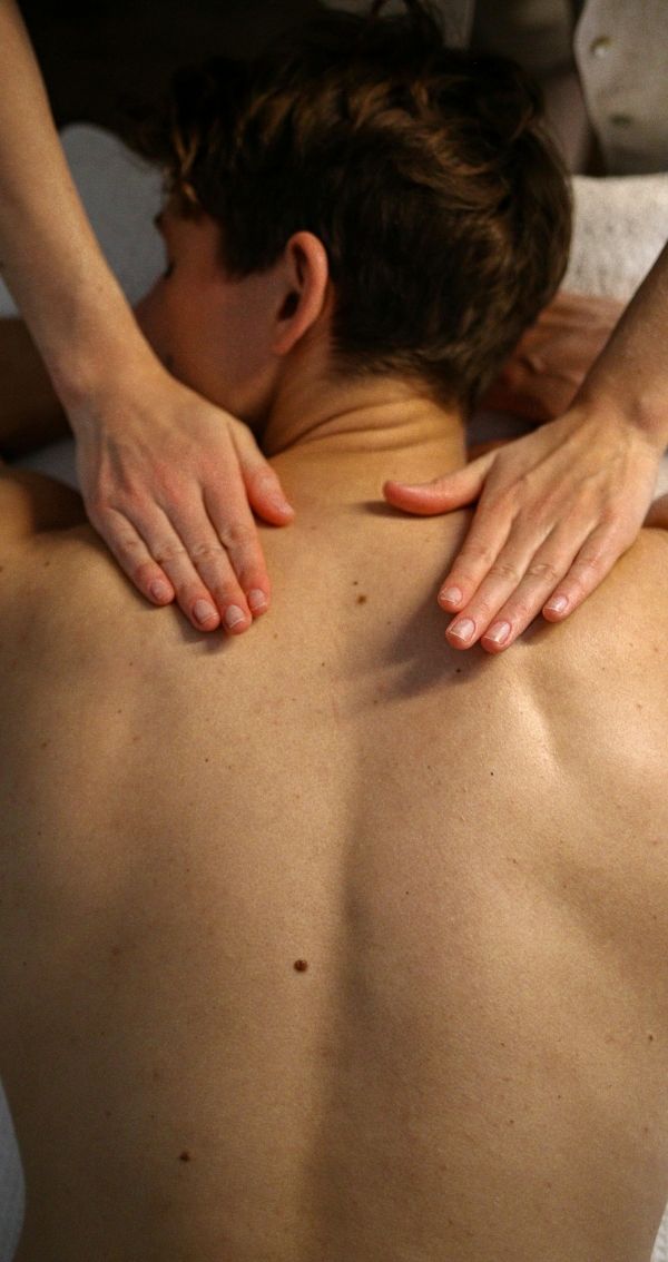 Sessão de Drenagem Linfática realizada em clínica de estética