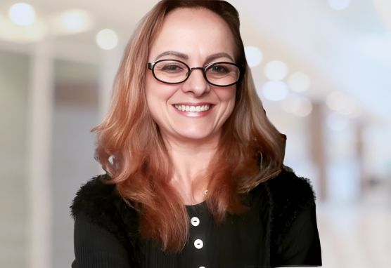 Profissional de estética realizando atendimento personalizado em ambiente acolhedor